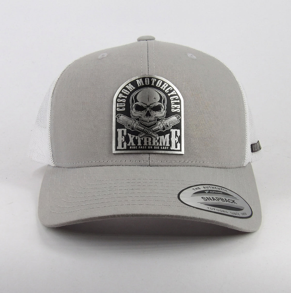 Casquette Flexfit 6606 silver et blanche vue de face
