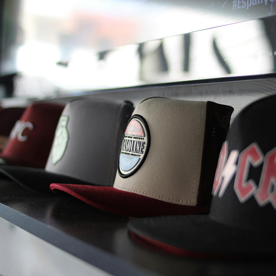 Snapback vs strapback vs trucker : quelles différences et que choisir ?