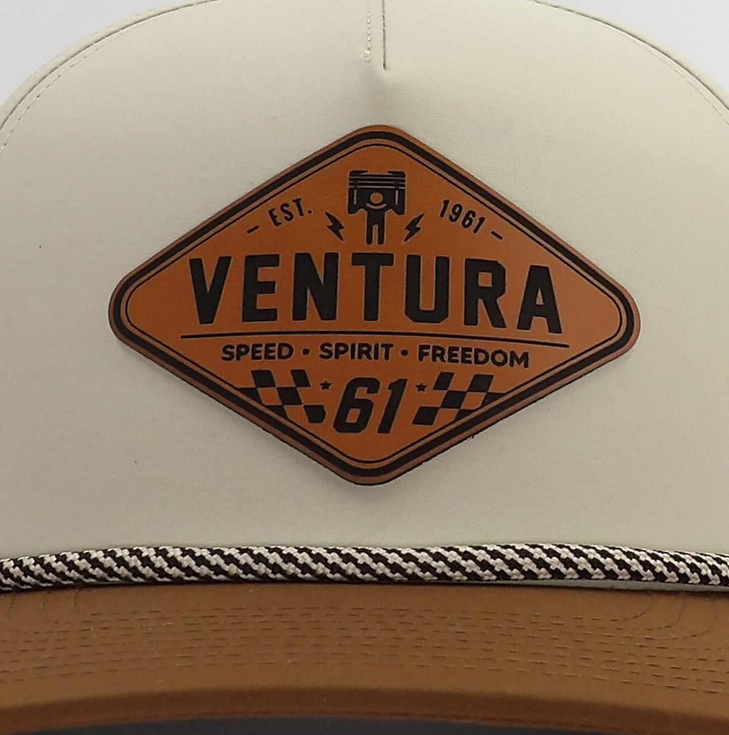 Patch cuir camel gravé Ventura 61 sur casquette trucker beige
