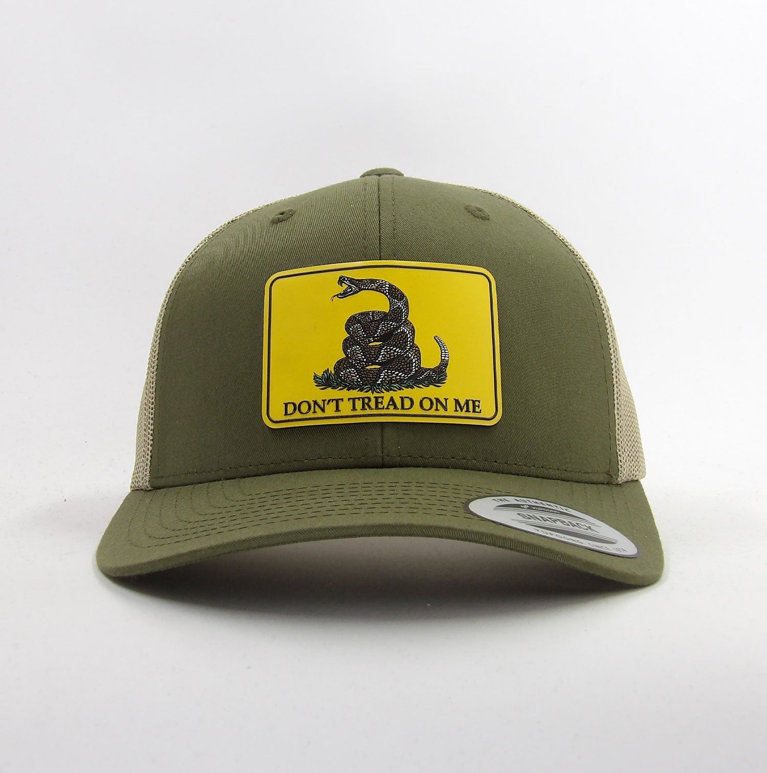 Casquette Trucker Flexfit 6606T Buck / Khaki – Écusson "Don't Tread On Me" vue de face