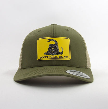 Casquette Trucker Flexfit 6606T Buck / Khaki – Écusson "Don't Tread On Me" vue de face