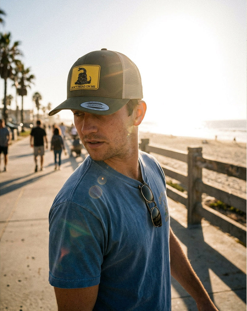 Casquette Trucker Flexfit 6606T Buck / Khaki – Écusson "Don't Tread On Me" vue bord de mer
